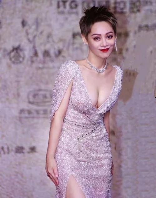 伊宁静喜欢明星,星光熠熠的追逐与感悟