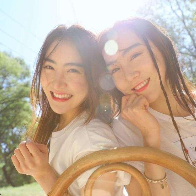 网红双胞胎地铁口劈叉,引众人围观热议！